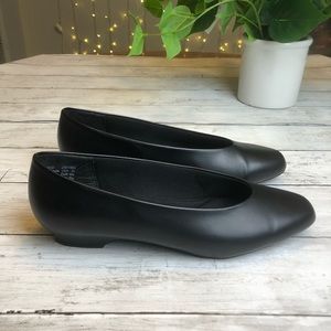 White Stag Comfort First “Skipper” Black Shoes, Size 8.5